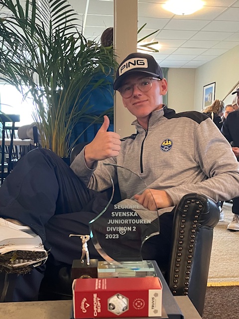Vinnare på Svenska junior touren - banrekord på Billingens GK med 63 slag och en score totalt på 200 slag över 54 hål (66, 63, 71)